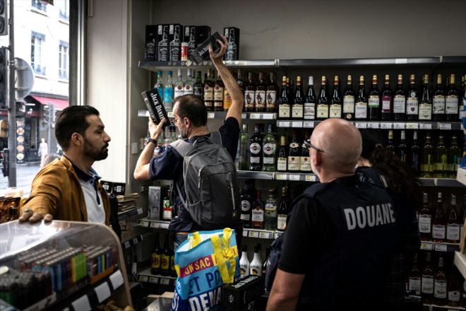 Des douaniers et policiers inspectent une épicerie lors de l'Opération Colbert de lutte contre le trafic de tabac, le 1er juin 2023 à Lyon