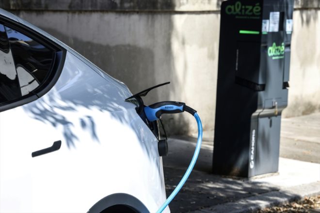 L'Etat a décidé de mettre fin à l'édition 2024 du leasing social, dispositif permettant aux moins aisés d'accéder à une voiture électrique pour 100 euros par mois