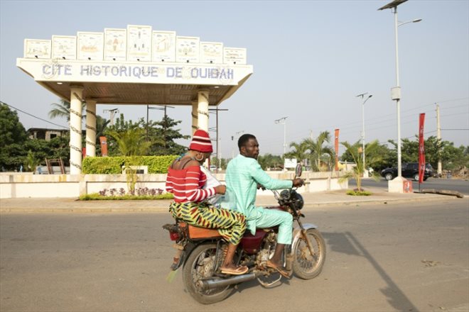 L'entrée de la ville de Ouidah, dans le sud du Bénin, pendant le festival de vaudou, le 10 janvier 2023