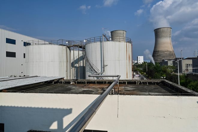 L'entreprise Jinshang Environmental Technology, où les huiles usées collectées dans les restaurants sont recyclées pour produire du carburant pour les avions, le 21 octobre 2023 à Chengdu, dans la province du Sichuan, en Chine