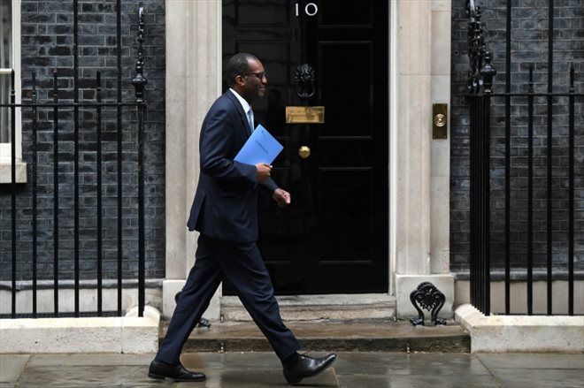 Le ministre britannique des Finances Kwasi Kwarteng passe devant le 10 Downing Street, le 23 septembre 2022 à Londres