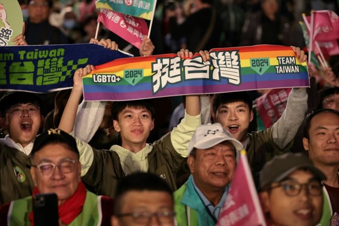 Des partisans du le vice-président sortant Lai Ching-te, du Parti démocrate progressiste (DPP), attendent les résultats de l'élection présidentielle à Taïwan, le 13 janvier 2024 à Taipei