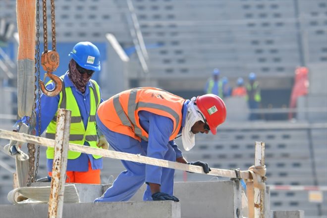 Des travailleurs étrangers sur le chantier de construction du stade de Lusail, au nord de Doha, le 20 décembre 2019 au Qatar
