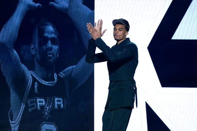 Victor Wembanyama après avoir été choisi numéro 1 à la draft de NBA par les San Antonio Spurs, le 22 juin 2023
