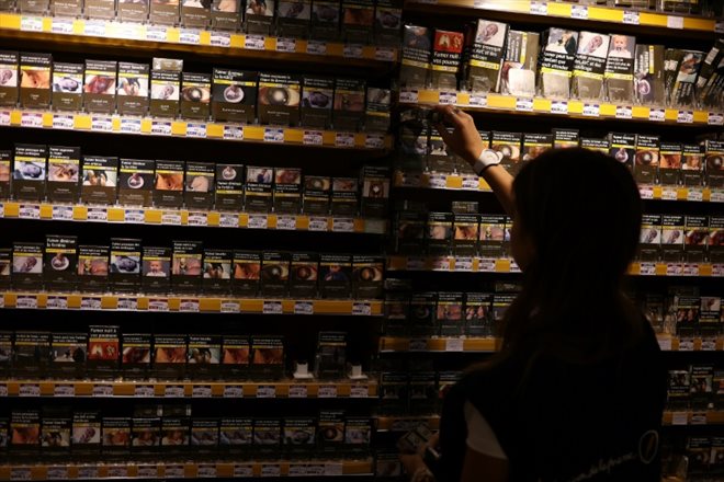 Un femme prend un paquet de cigarettes dans un bureau de tabac à Toulouse, le 30 septembre 2022 