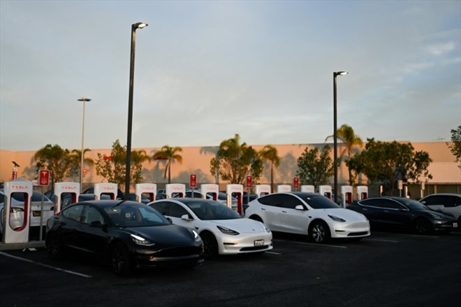 Des voitures Tesla dans une station de recharge électrique à Hawthorne, en Californie, le 9 août 2022