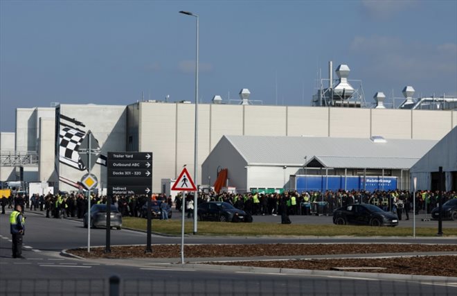 Des salariés de l'usine Tesla de Grünheide, près de Berlin, rassemblés pour une visite d'Elon Musk, une semaine après un sabotage qui a entraîné l'arrêt de la production, le 13 mars 2024