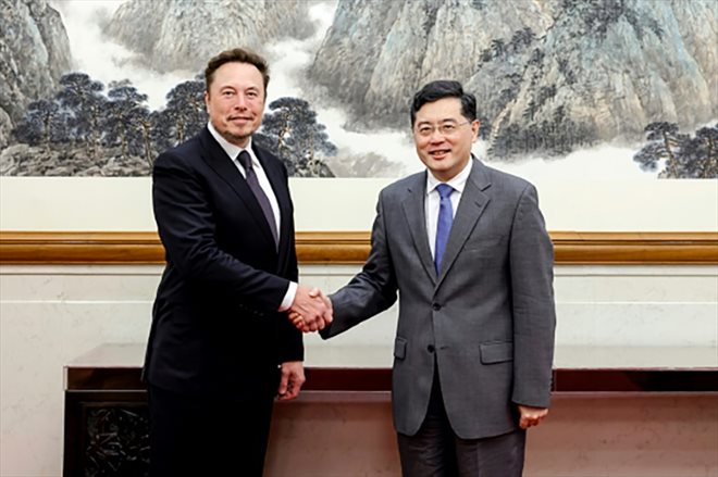 Photo fournie par le ministère chinois des Affaires étrangères le 30 mai 2023 montrant le patron de Tesla Elon Musk serrant la main du ministre chinois des Affaires étrangères Qin Gang lors d'une rencontre à Pékin