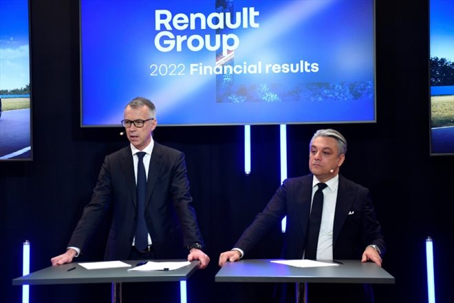 Le directeur financier du groupe Renault  Thierry Piéton (g) et son PDG Luca De Meo présentent les résultats annuels pour 2022 au siège de la marque à Boulogne-Billancourt, dans les Hauts-de-Seine, le 16 février 2023