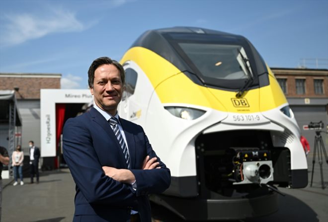 Le PDG de Siemens Mobility, Michael Peter, devant le nouveau train à hydrogène Mireo Plus H, le 5 mai 2022 à Krefeld, en Allemagne