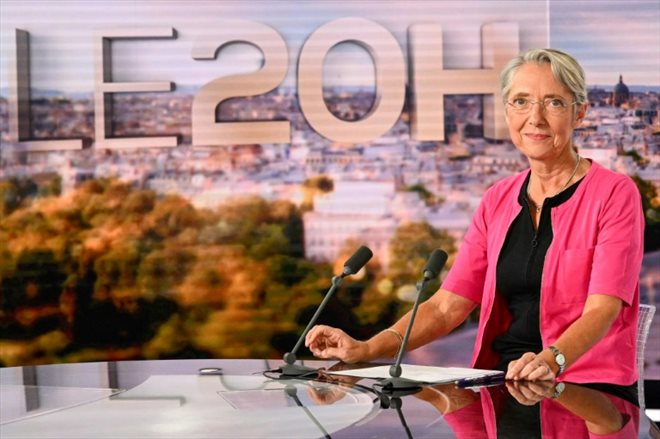 Elisabeth Borne sur le plateau du journal télévisé de TF1, à Boulogne-Billancourt, dans les Hauts-de-Seine, le 6 juillet 2022