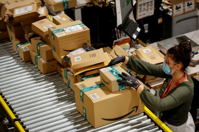 Une employée travaille sur un site Amazon à Brétigny-sur-Orge, en Essonne, le 14 décembre 2021