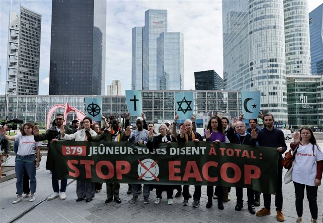 Manifestation de militants écologistes devant le siège de TotalEnergies pendant l'assemblée générale du groupe, à Courbevoie, dans les Hauts-de-Seine, le 24 mai 2024