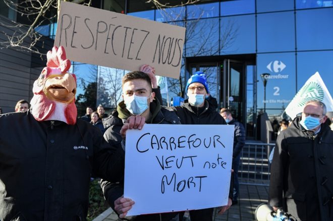 Des producteurs d'oeufs réclament une révalorisation des prix devant le siège du groupe Carrefour à Massy, le 11 février 2022 dans l'Essonne