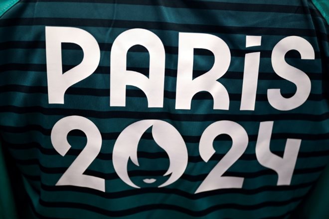 Le logo Paris 2024 sur des vêtements confectionnés pour les volontaires des Jeux olympiques et paralympiques, le 18 mars 2024, à Marseille