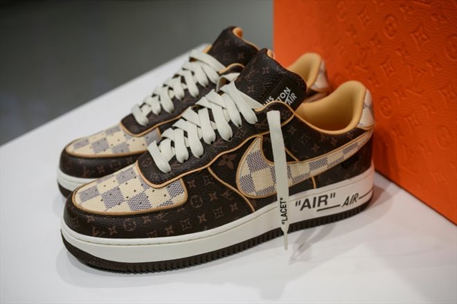 Une paire de baskets Nike-Vuitton dessinée par le créateur américain Virgil Abloh, présentée le 19 janvier 2021 au siège de Sotheby's à New York 