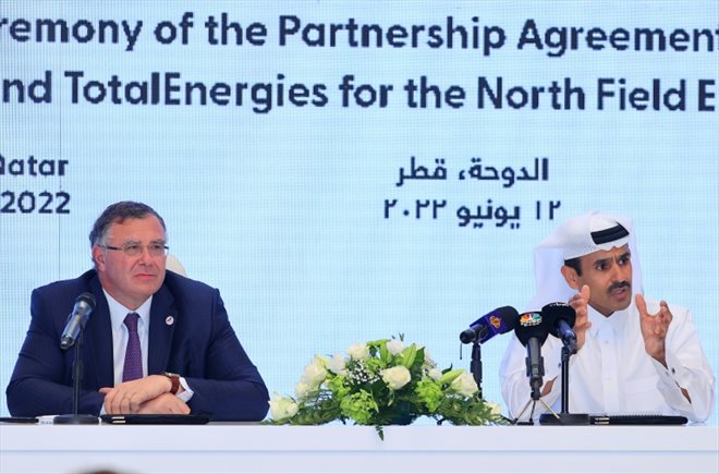 Le ministre d'Énergie du Qatar et président-directeur général de QatarEnergy, Saad Sherida al-Kaabi (à droite), et le PDG du groupe TotalEnergies Patrick Pouyanne à Doha, le 12 juin 2022