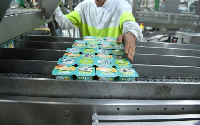 Une ligne de production de l'usine de yaourts Eurial, le 6 septembre 2022 à Jouy, dans l'Yonne