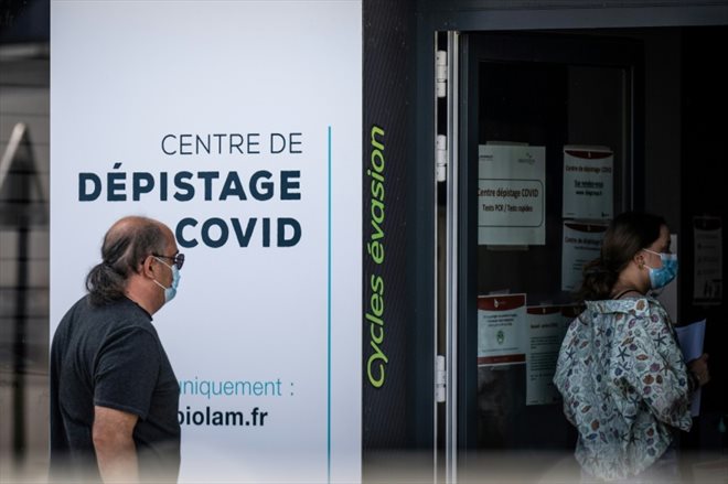 La vague de rentrée de Covid-19, commencée début septembre en France, poursuit sa hausse en matière de contaminations comme d'hospitalisations