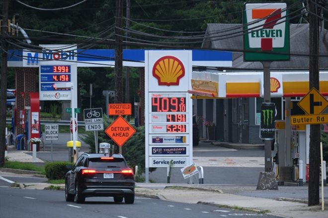 Des stations-service à Bethesda (Maryland), le 6 août 2023