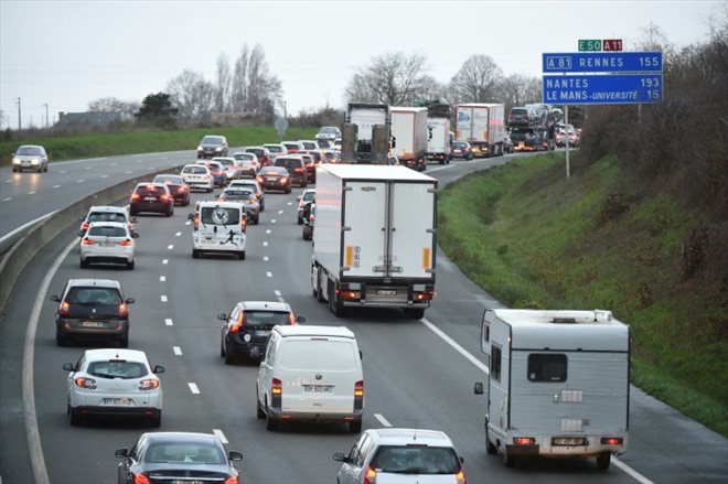 Plus de 85% des automobilistes roulent seuls dans leur voiture le matin, selon une étude publiée mardi par le gestionnaire d'autoroutes Vinci, qui a analysé les données fournies par des caméras sur ses autoroutes