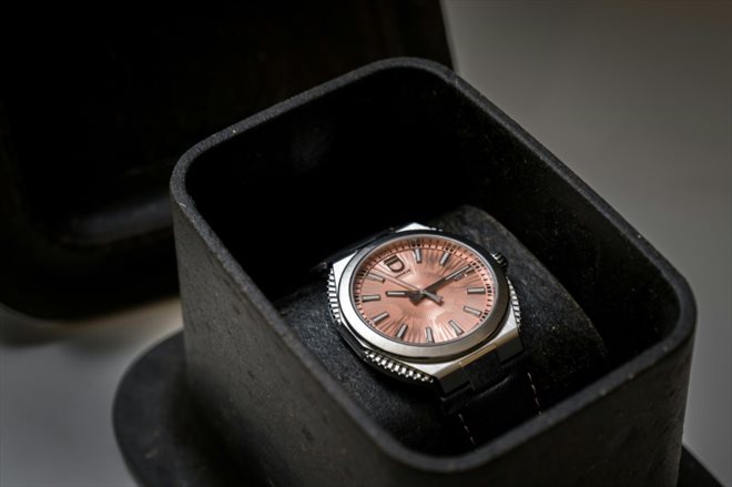 Une montre bracelet Circular S rose de la marque ID Genève présentée dans son emballage compostable à base d'algues pouvant se dissoudre dans l'eau et servir d'engrais pour le jardin, le 4 décembre 2023 à Genève