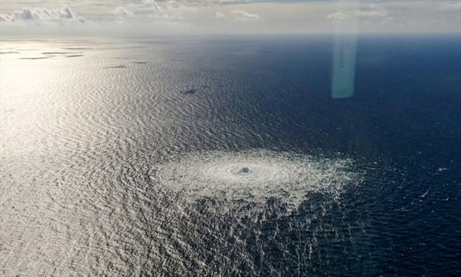 Photo diffusée le 27 septembre 2022 par l'armée danoise montrant la fuite de gaz sur le gazoduc Nord Stream 2, vue d'avion, au large de l'île danoise de Bornholm, en mer Baltique