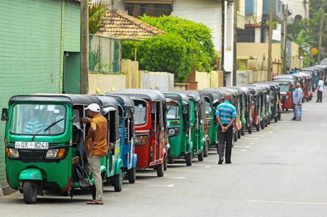 File d'attente pour faire le plein d'essence à Colombo au Sri Lanka, où une crise économique sans précédent crée de graves pénuries, le 3 juillet 2022