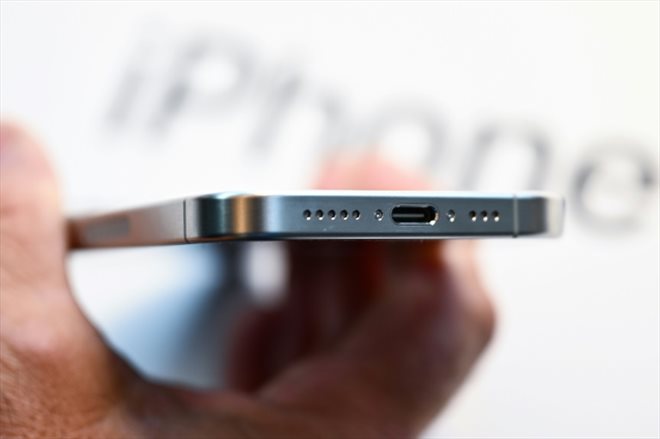 Un port universel de chargement USB-C sur un iPhone 15, le 22 septembre 2023 à Los Angeles