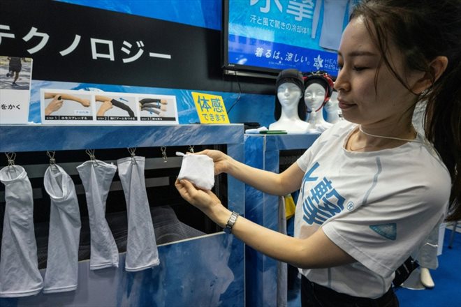 Des couvre-bras destinés à lutter contre la chaleur exposés à Tokyo, le 27 juillet 2023