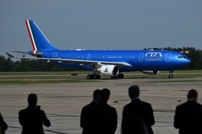 L'avion de la compagnie ITA Airways transportant le pape François, sur le tarmac de l'aéroport d'Edmonton au Canada, le 24 juillet 2022