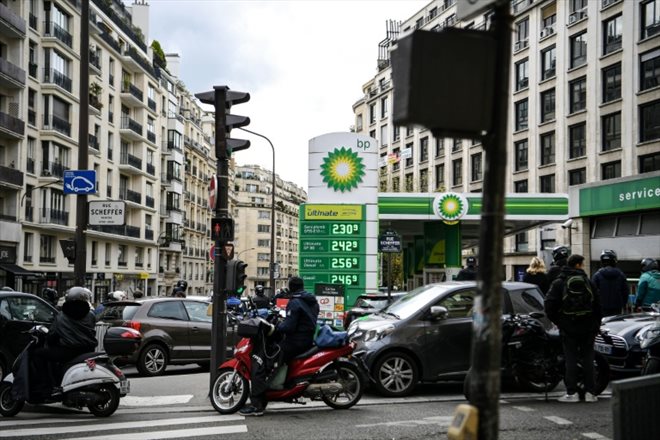 File d'attente à une station-service de Paris, le 15 octobre 2022