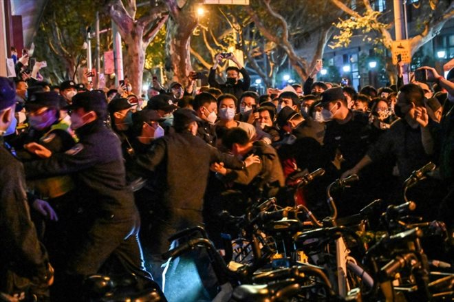 Heurts entre policiers et manifestants opposés à la politique zéro Covid du gouvernement chinois, le 27 novembre 2022 à Shanghai