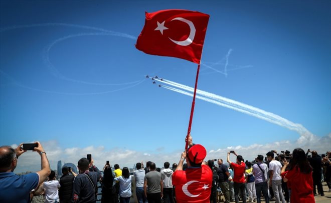 Les chasseurs de l'armée de l'air turque dessinent dans le ciel le croissant et l'étoile du drapeau turc lors de l'inauguration du salon de l'aérospatiale et de la technologie Teknofest, le 27 mai 2022 à Bakou, en Azerbaïdjan