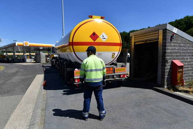 Un camionneur venu faire le plein de gaz à la station de Berchem au Luxembourg, la plus fréquentée d'Europe, le 6 août 2022