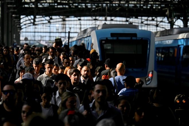Des usagers à la gare Constitución de Buenos Aires, le 9 janvier 2024 en Argentine