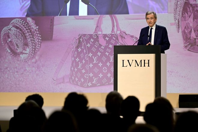 Bernard Arnault, PDG de LVMH, lors de l'assemblée générale du groupe à Paris, le 18 avril 2024