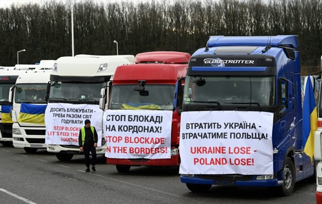Des camions arborant des messages et des drapeaux ukrainiens pendant une manifestation contre le blocus de la frontière par les agriculteurs polonais au point de passage de Rava-Ruska, le 20 février 2024