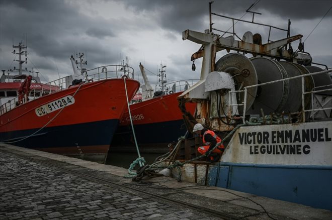 Des bateaux de pêche destinés à être démantelés, à Bordeaux, le 24 avril 2023