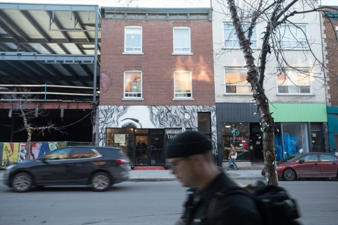 La facade de l'immeuble où vivent Jean-François Raymond et Joseph Picard, le 15 mars 2023 à Montréal, au Québec
