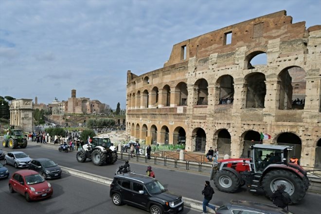 Des agriculteurs à bord de leurs tracteurs devant le Colisée, le 9 février 2024 à Rome