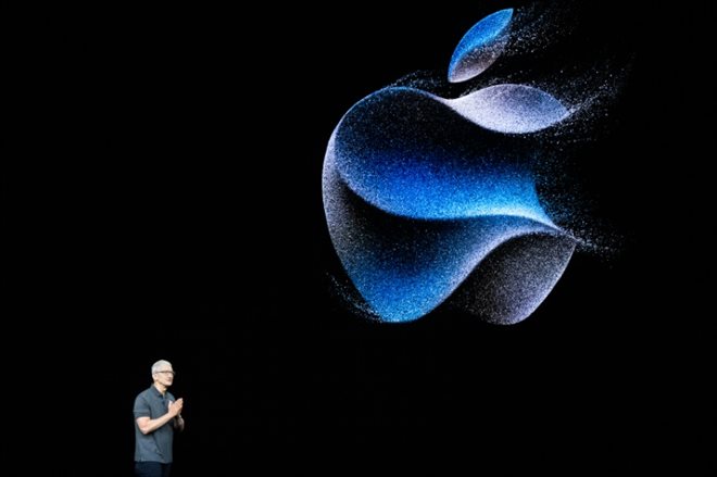 Le patron d'Apple Tim Cook lors du lancement de l'iPhone 15 au siège du groupe à Cupertino, en Californie, le 12 septembre 2023