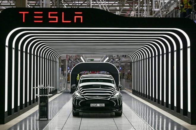 Un véhicule électrique du modèle Y photographié lors du démarrage de la production à la giga-usine de Tesla le 22 mars 2022 à Gruenheide, au sud-est de Berlin en Allemagne