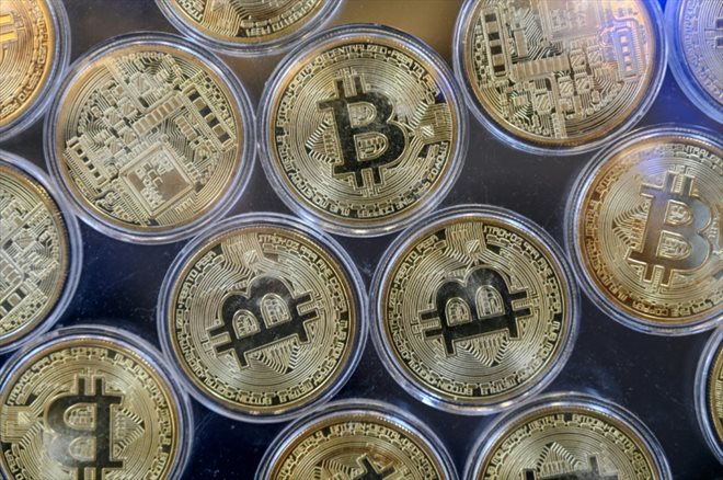 La récompense accordée pour faire fonctionner la cryptomonnaie bitcoin sera bientôt divisée en deux