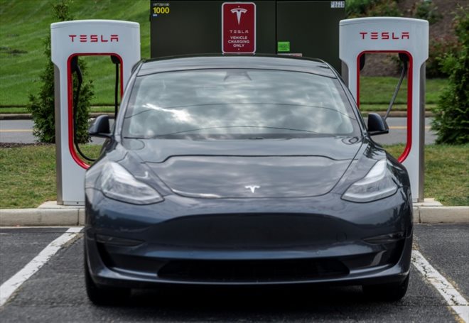 Une Tesla à une station de recharge à Arlington (est des Etats-Unis), le 13 août 2021