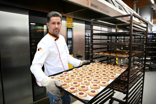 Tobias Exner tient un plateau de pâtisseries dans sa boulangerie de Beelitz, le 20 septembre 2022 dans l'est de l'Allemagne