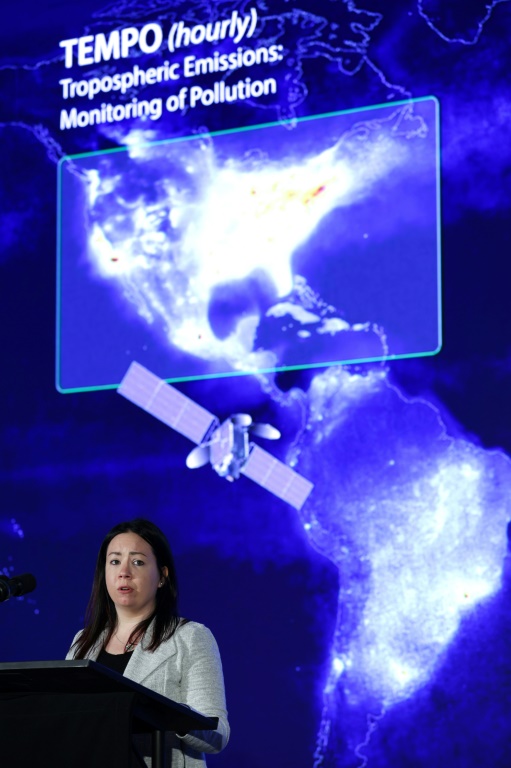 Laura Judd, de la Nasa, devant une visualisation de la zone couverte par l'instrument TEMPO, lors d'une conférence de presse le 14 mars 2023 à Washington