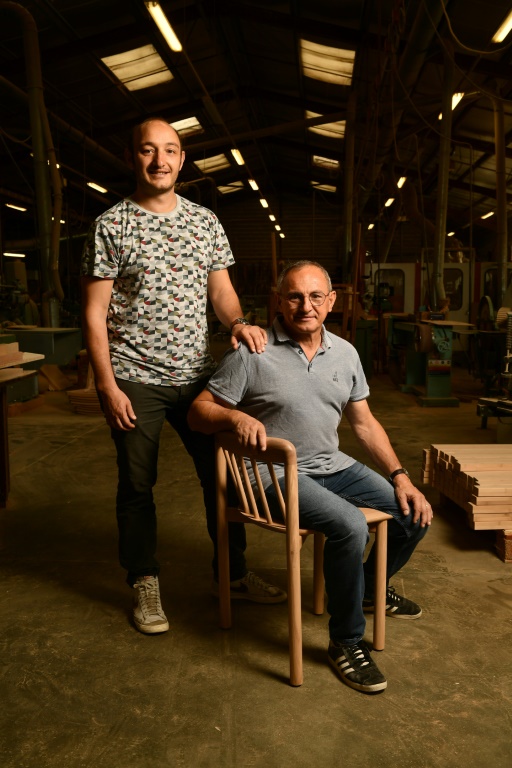 Sylvain Bastiat (g) et son père Alain,  propriétaires de l'entreprise familiale  Bastiat Siègesdans leur usine, le 11 septembre 2023 à Hagetmau, dans les Landes