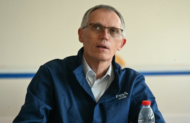 Carlos Tavares, le PDG du groupe Stellantis, répond à des médias lors d'un déplacement à Douvrin, dans le Pas-de-Calais, le 2 juillet 2021