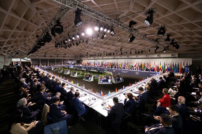 Le président ukrainien Volodymyr Zelensky lors d'un discours retransmis sur écrans au Sommet pour la paix en Ukraine, le 15 juin 2024 à Burgenstock, près de Lucerne, en Suisse